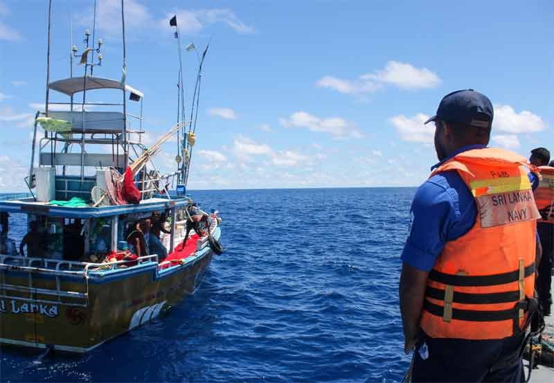Navy bring ashore injured fisherman 