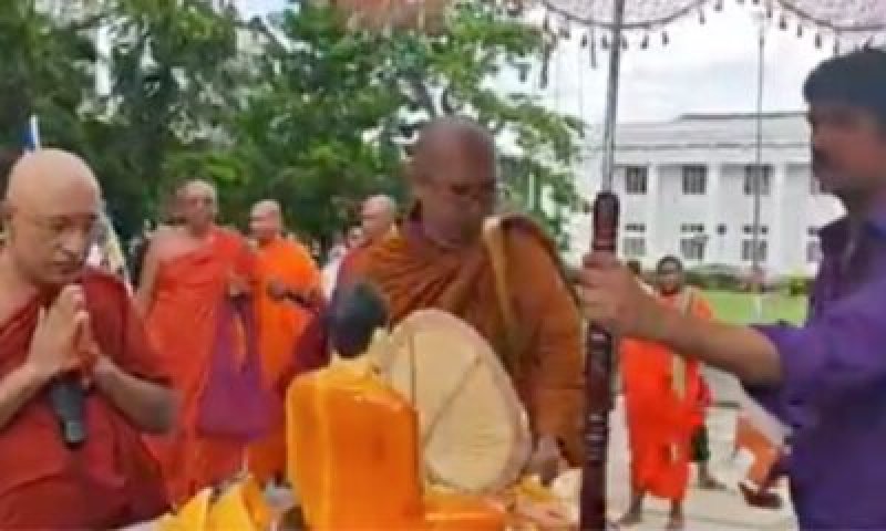 Monks, supporters continue protest at Viharamahadevi park