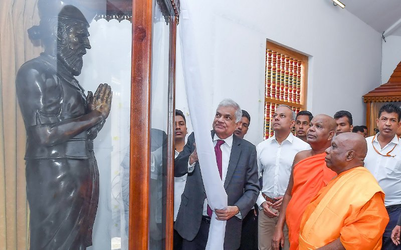 President Unveils  Statue of King Keerthi Sri Rajasinghe
