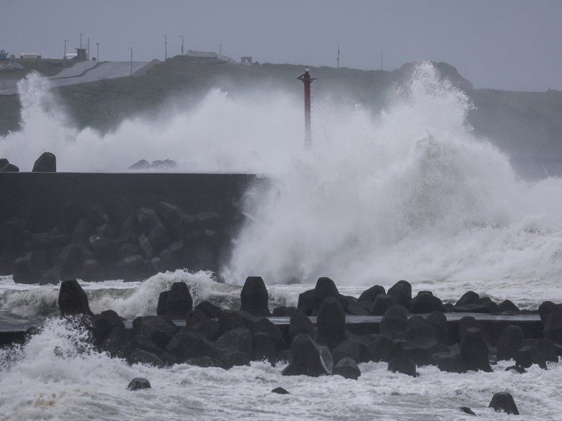 Typhoon Champi hits Taiwan, killing one and injuring hundred