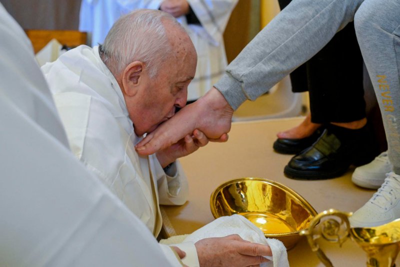 Pope Francis washes feet of 12 women at Rome prison