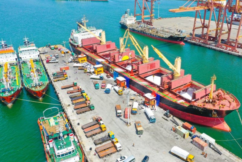 Minister Herath visits Colombo Port