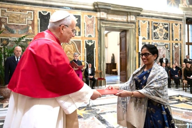 SL&rsquo;s permanent representative presents credentials to Pope 