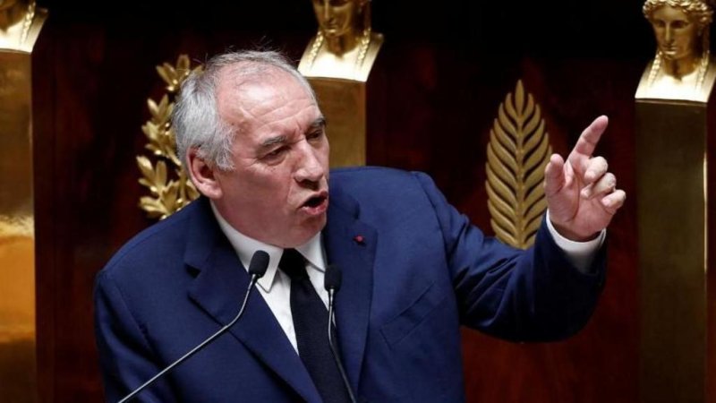 French govt collapses as MPs vote to oust prime minist
