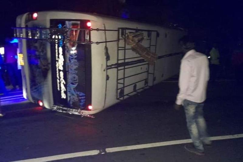 Bus overturns in Nanu Oya, eight injured