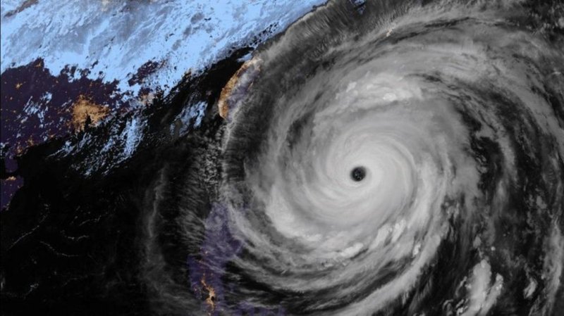 Typhoon Approaches Taiwan, Hundreds of Flights Canceled