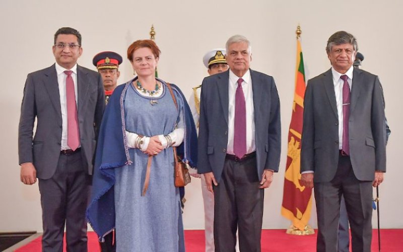 2 HCs &amp; 3 Ambassadors Present Credentials to the President 