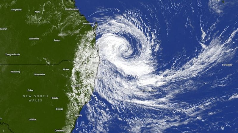Cyclone : Flood risk as storm whips Australian coast