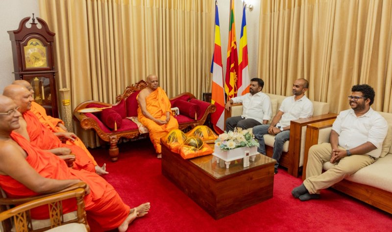 President visits Chief Prelates of Malwathu, Asgiri Chapters