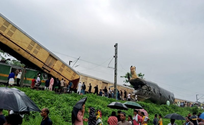 At least 8 dead, 25 hurt in train collision in India