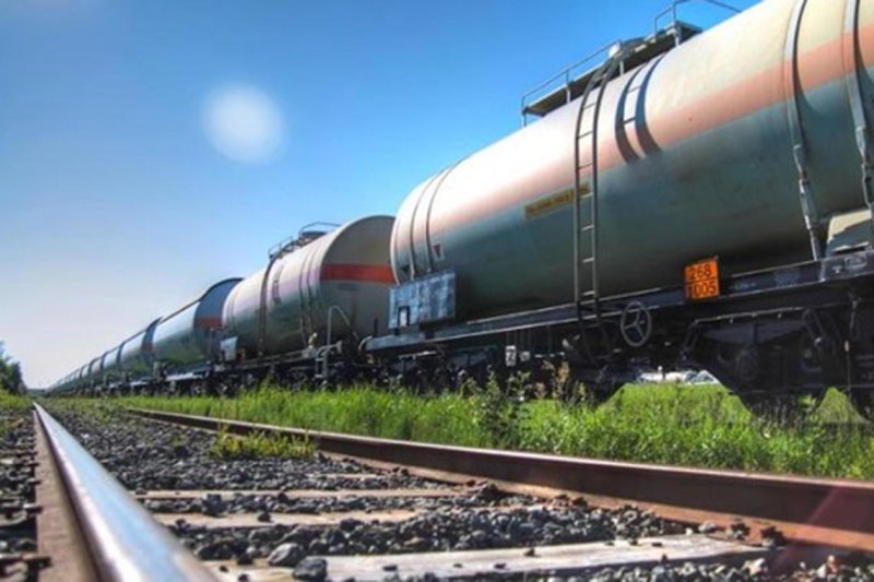 Fuel transport train derailment disrupts main line operation