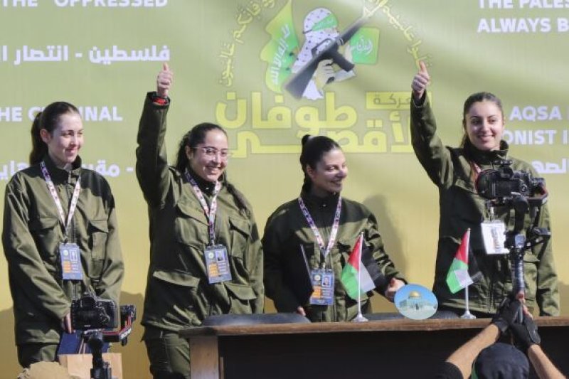 Hamas frees 4 Israeli soldiers in exchange for 200 prisoners