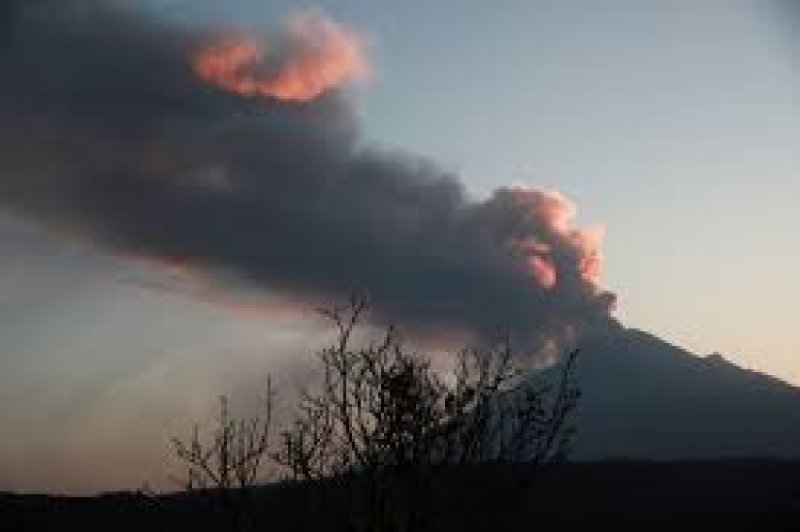 Volcanic ash forces airlines to suspend flights from Mexico