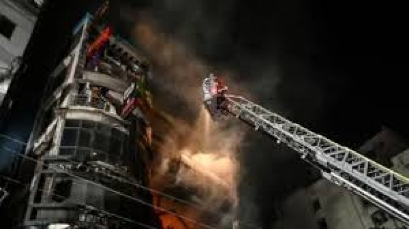 Bangladesh fire: At least 43 dead in Dhaka building blaze