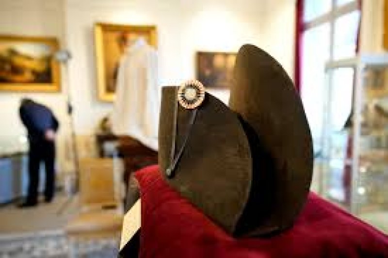 One of Napoleon&rsquo;s trademark hats sells for record $2.1 mn