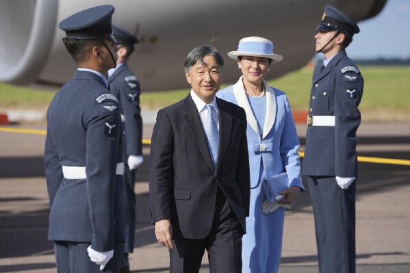 Emperor and Empress of Japan Arrive in the UK