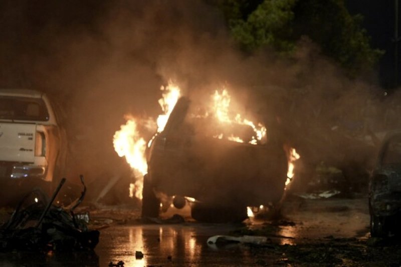 Massive blast outside Karachi Airport kills 2 and injurs 8