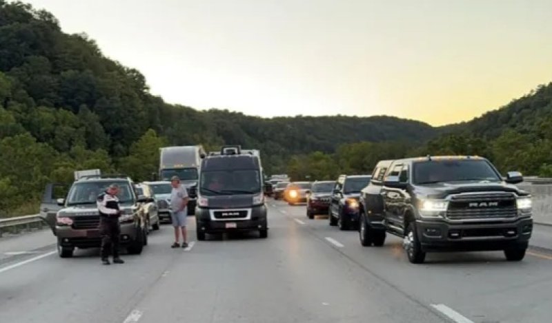Update :Manhunt after gunman takes aim at cars on US highway