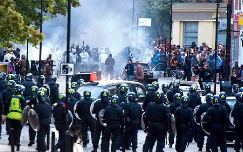 British police brace for anti-Muslim riots &amp; counter protest