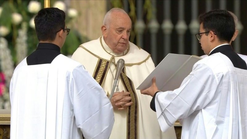 Pope Francis pleads for peace in Easter message