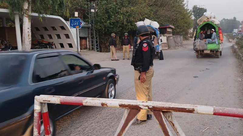 40 dead after gunmen attack passenger vehicles in Pakistan 