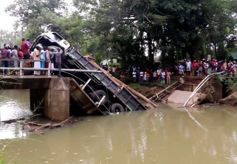 Bridge across Hulanda Oya in Embilipitiya collapses 