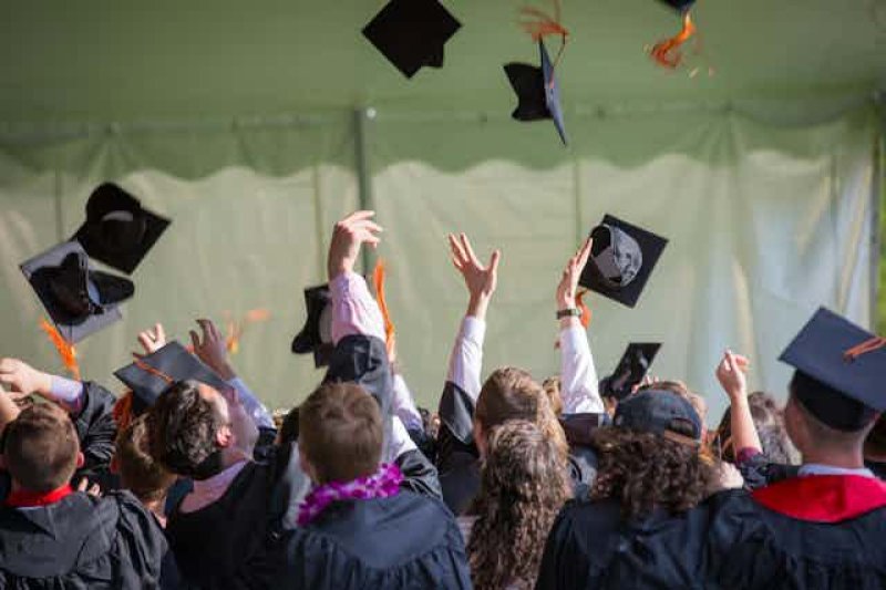 Australia introduces cap on international students
