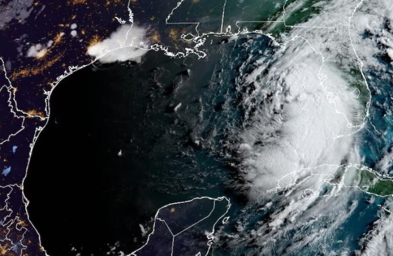Debby strengthens to a hurricane as it pummels Florida