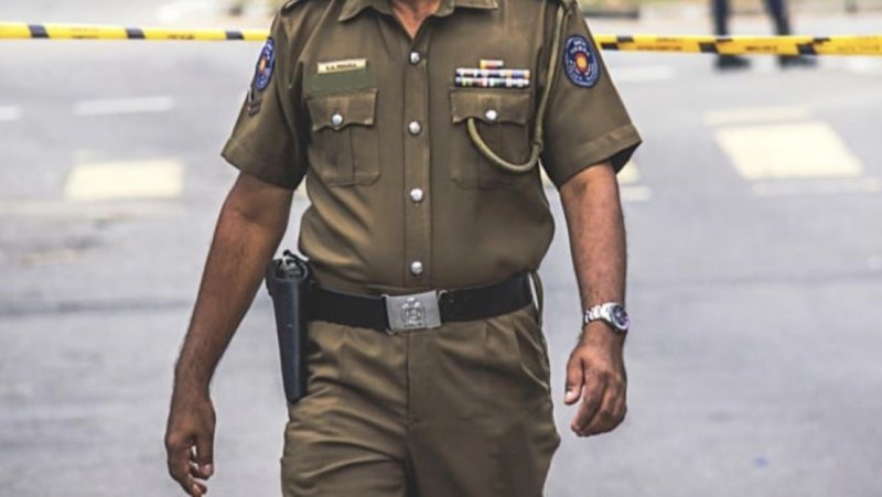 Cop arrested for allegedly hugging girl while drunk