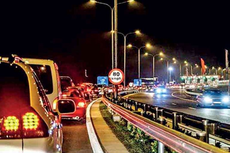 Expressways earn over Rs. 124 million during two-day holiday