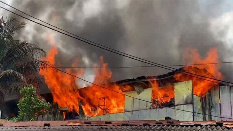 Fire Breaks Out at Temporary Garment Factory in Rajagiriya
