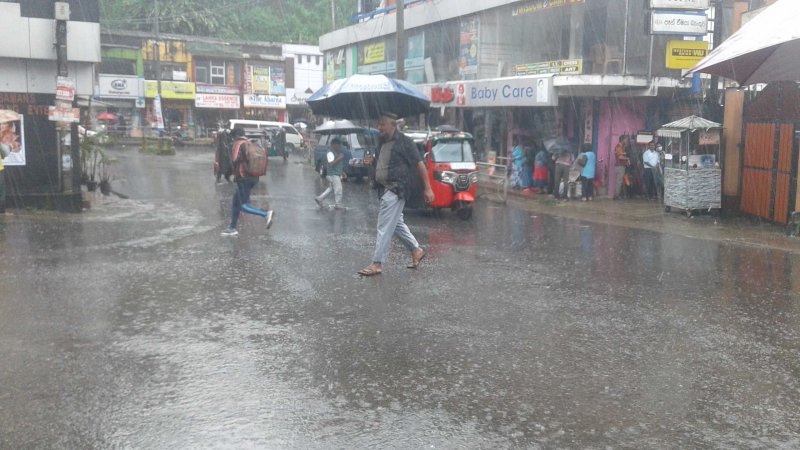 Heavy rain in Nuwara Eliya disrupts transportation