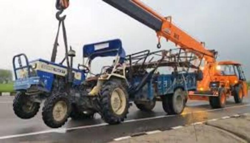 Container Truck Collision with Tractor kills 8 in India