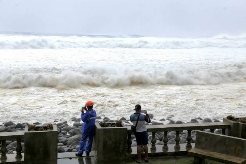 Super typhoon hits Philippines as thousands evacuate