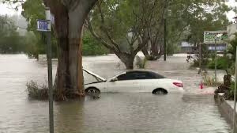 Thousands flee homes as floods hit Australia