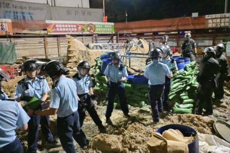 Thousands evacuated in Hong Kong after discovery of a bomb