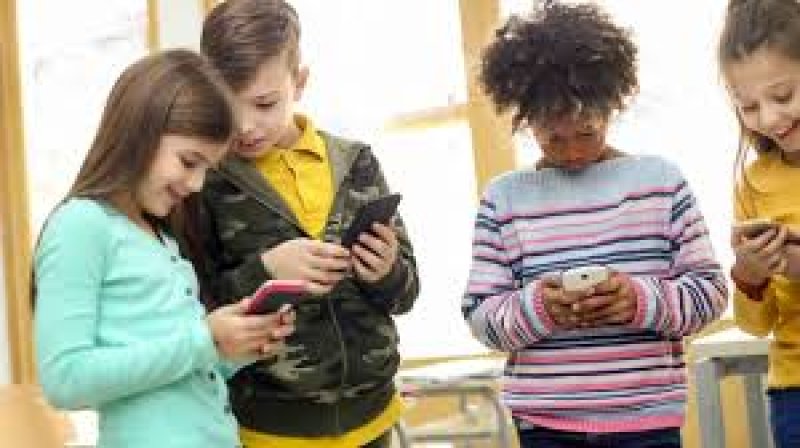 Australia plans social media ban for under-16s