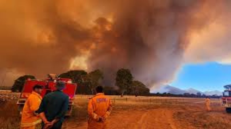 Australian towns evacuated over Christmas as fires rage