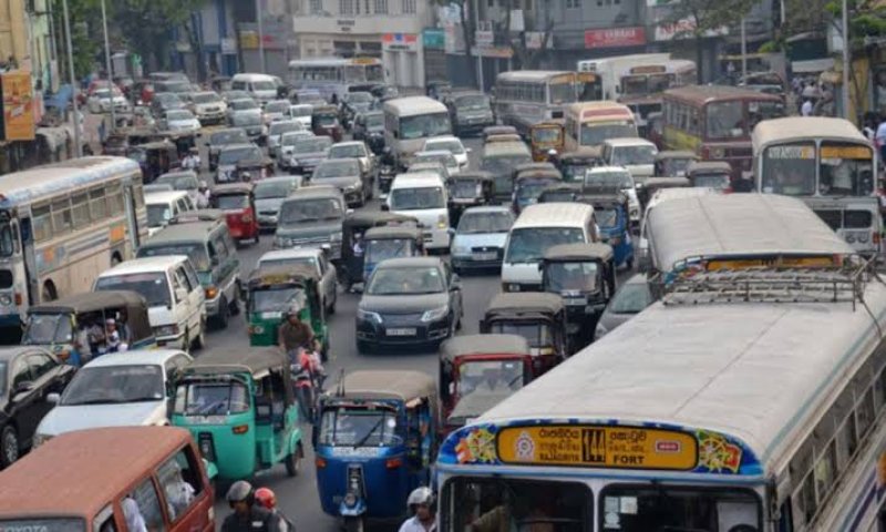 Flooding causes heavy traffic congestion in several parts of Colombo