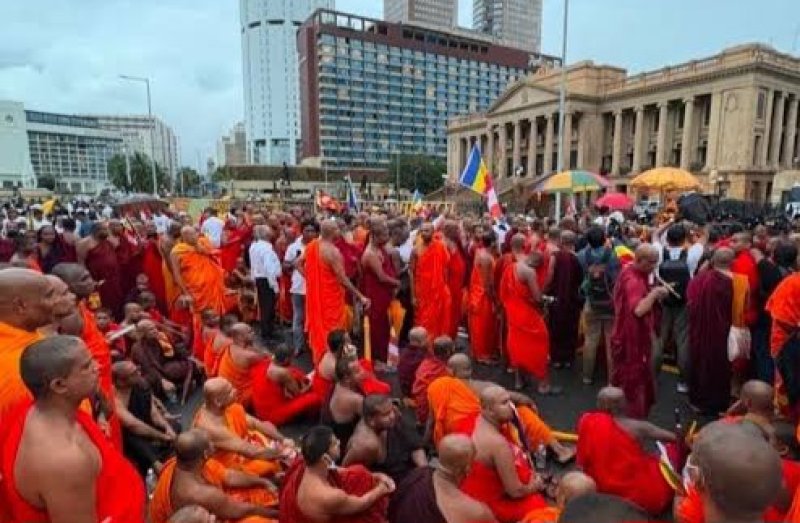 Monks continue protest outside Presidential Secretariat SL