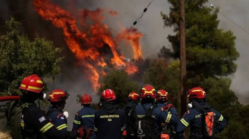 Greek firefighting helicopters in mid-air collision