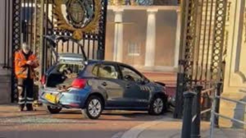 Car crashes into Buckingham Palace gates