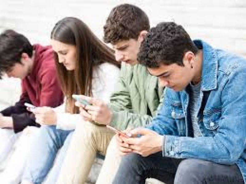 Spain announces plans to ban social media for under-16s