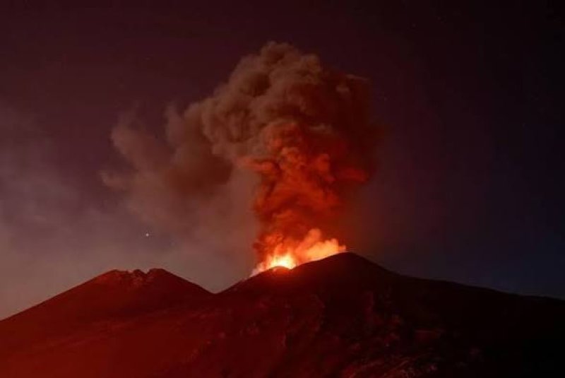 Mount Etna ash suspends arrivals at Italy&rsquo;s Catania airport