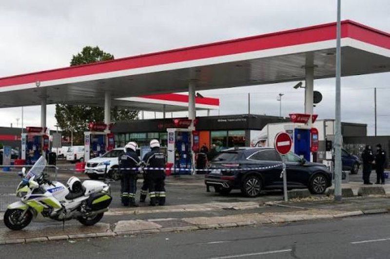 One killed, four injured in drive-by shooting near Paris