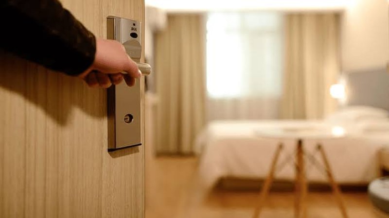 Hotel employee arrested for stealing cash from guest&rsquo;s room