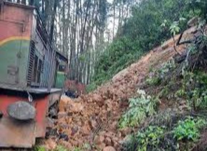 Landslide blocks upcountry railway line near Kadigamuwa