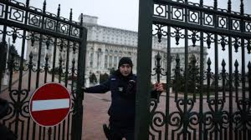 Romania&rsquo;s top court annuls presidential election result