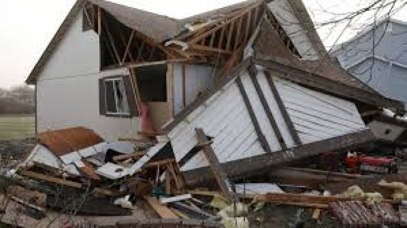 US tornadoes, wildfires and dust storms leave 40 dead