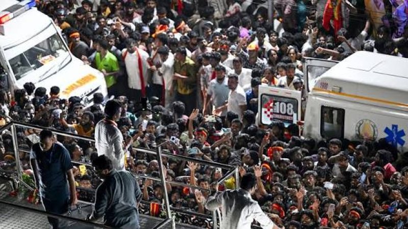 Update : 39 dead, over 50 injured in a stampede  in India